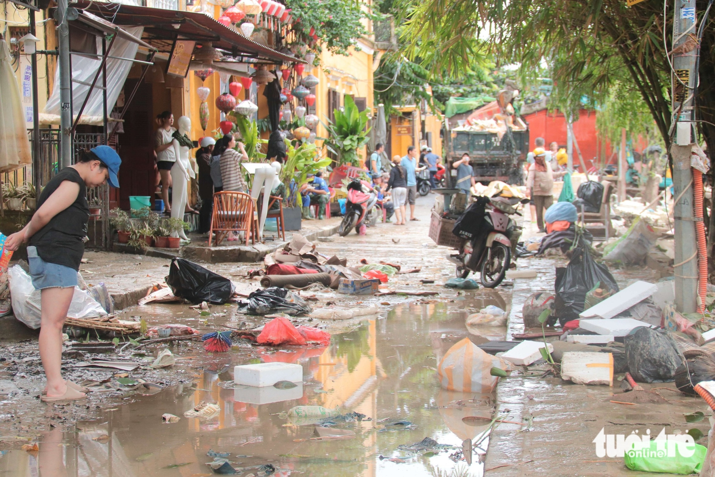 会安古城商家在历史性洪水后遭受严重损失